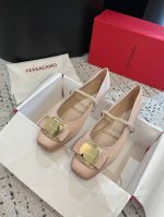 Ferragamo 菲拉格慕 经典蝴蝶结芭蕾舞系列 时尚是个轮回 24Ss芭蕾舞鞋叉回到了我们的视野 并且打破了她原有优雅的气质 展现出更多不一样的风格 展现出