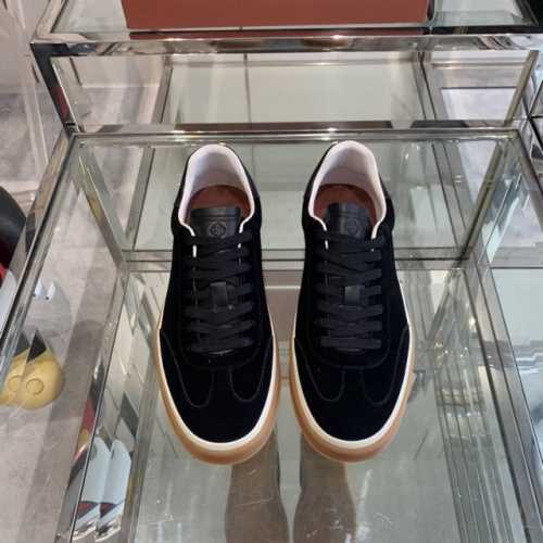 Loro Piana 诺悠翩雅 24Ss 新款lp情侣款德训鞋 休闲板鞋 这款新款绒面革网球鞋采用超低帮设计，适合全年穿着。包边鞋底营造轻松迷人的色彩组合，将功