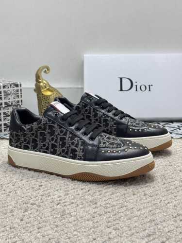 出厂价 实价 顶级原单-Dior 迪奥 低帮B02休闲鞋，采用头层牛皮精心制作搭配帆布，舒适透气~双色橡胶鞋底、提升格调。时尚百搭，可为各式造型增光添彩。塑造独