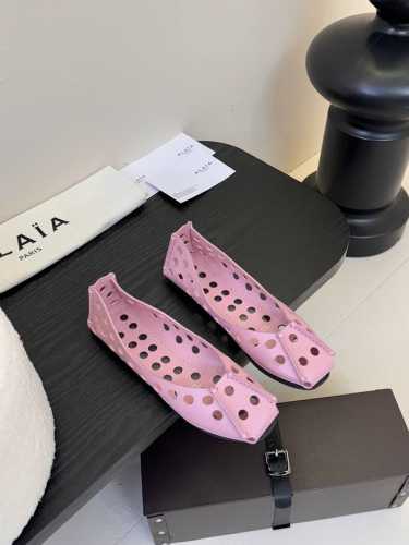 Alaina 阿莱亚25ss早春新品 方头 镂空 平底凉鞋这一季的鞋履全新视觉体验 俏皮搭配 显得酷酷的真是绝美 鞋柜必备的时尚单品。面料采用进口小牛皮 内里垫
