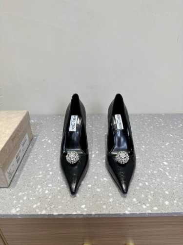 Jimmy Choo 25ss早春新款 水晶钻扣尖头 单鞋 高跟鞋 重逢惊艳 优雅邂逅 碰撞之美 时尚国外博主同款街拍推荐 造型大胆别致 满分街拍搭配钻扣 时髦