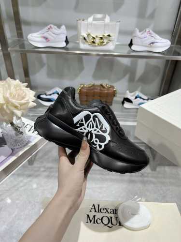 Alexander Mcqueen 亚历山大麦昆 2024春夏男sprint运动情侣款 鞋侧面饰有时尚个性字母seal Logo标志 全皮压花油边工艺 内里羊皮