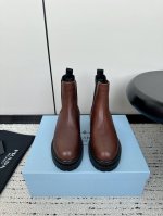 Prada 普拉达24Ss 秋冬新款松糕厚底复古擦色做旧 短靴 秋冬t台走秀主推款！整个系列都充满了令人兴奋和意外的元素结合！复古带点贵气的感觉，上脚非常完美