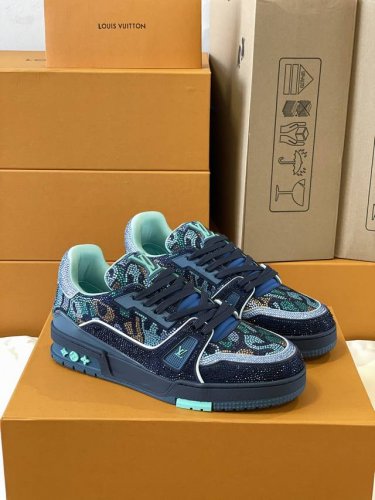 顶级版本 情侣款本款 LV Trainer 运动鞋闪烁水晶的炫目光芒，向设计师Virgil Abloh 春夏系列推出的原版设计致敬。繁复鞋面和橡胶外底宣示经典笔