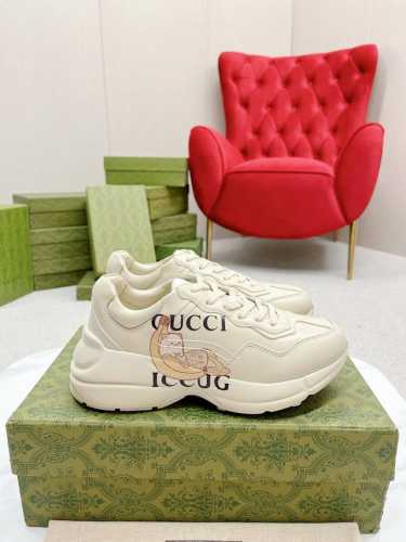 出厂： Gucci 古驰 经典休闲男女运动鞋 增高厚底老爹鞋 情侣款 此款老爹鞋在今年仍然还是很受欢迎。对于爱美的人来说，鞋柜里不仅应该有一双白色的鞋子，还应该