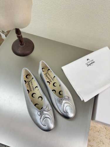 月神降临 360元 Repetto X Marine Serre|联名合作 Repetto 携手 Marine Serre 将法式优雅的律动与传统现代的融合，构