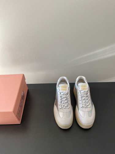 miumiu 最新早春欧美复古时尚德训厚底休闲鞋板鞋原版顶级复刻 专柜同步发售 面料采用特供进口小牛皮面 整双鞋就是非常显质感 内里垫脚牛皮 进口原版大底 款式