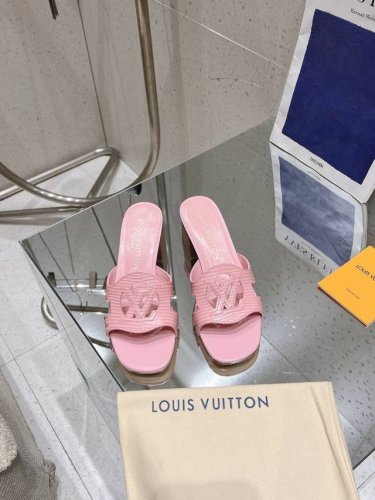 25Ss全新升级 蜥蜴纹拖鞋更显个性 本款 Lv Isola 平底凉拖采用柔软牛皮革，令宽幅鞋面呈现镂空 Lv Circle 标识，追寻跨越时间的经典格调。多层