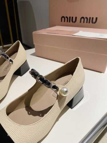 出厂价 平底，4.5.Cm7Cm3个跟高顶级品质 Miu Miu 夏季新款火爆款 全新超美链条装饰搭配 时尚淑女气质十足 双色拼接 又不乏美艳色彩外侧附带弹力象