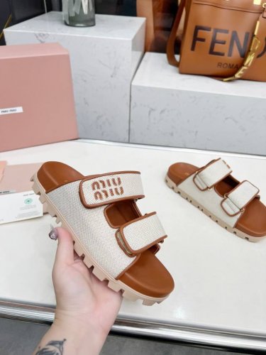 2025年Miumiu 早春凉拖鞋， 格子布质感编织拼接滚边，、Miumiu标扣，时尚休闲， 面料：1 进口小牛包边 2 格子在质感钩编织物 內里：进口小牛皮里