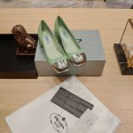 顶级包装配套最高版本 PRADA 普拉达新品， 顶级版本 实力来袭！Prada Glow限时店很闪亮的单品 原版鞋头玛丽珍单鞋形状圆形铁头 系列： “Prada
