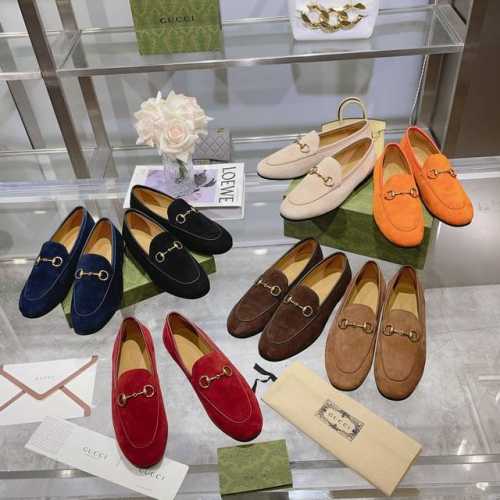 1819-10黑色羊猄￥340 （35-41）41定Gucci Jordaan系列是品牌新款马衔扣乐福鞋，鞋型修长，装饰马衔扣。 黑色皮革 马衔扣细节 造型纤细