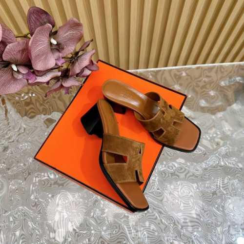 Hermès 爱马仕经典防h粗跟拖鞋 极约复古的设计 浓厚的异域风情 时髦感十足、随便上脚都很有腔调 简简单单的款式随便搭配一下高级感就很棒 百搭的颜色流畅的线