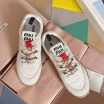 顶级版本：女款 无饰品-20 MiuMiu缪缪 最新Tyre系列 休闲 运动鞋 德训鞋 饼干鞋原版购入开发 做货 这款Tyre集优雅气质与运动功能于一身。动感橡