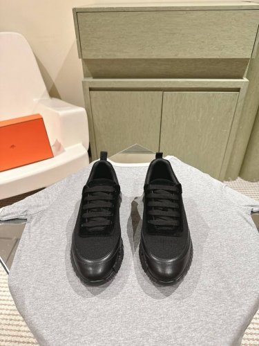 情侣款 莞产 Hermes 爱马仕作为奢侈品牌中的巨头，所出的单品一直备受大家欢迎！今天这款bouncing休闲运动鞋，一上市更是让人爱不释手！ 渠道是国内组装
