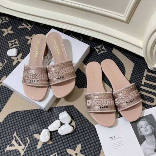 出厂： DIOR 迪奥顶级专柜 压钻系列官网同步 全系首发 迪奥压钻经典刺绣拖鞋明星同款 网红博主推荐 原版开模 代购版本 进口压钻鞋面 垫脚羊皮 原版私膜TP