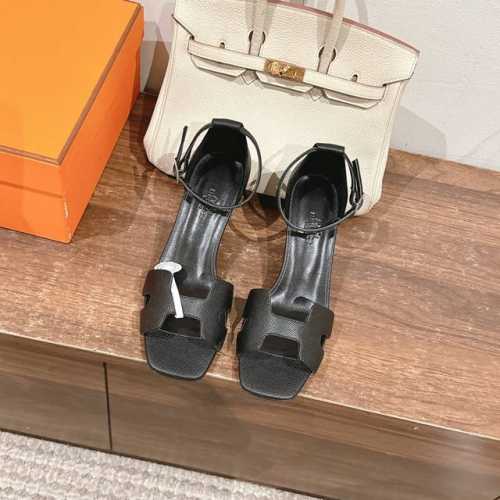 7cm组图 出厂价 Hermes 爱马仕 Joy 70高跟凉鞋 时尚又百搭 搭配H鞋头 超级舒服 每个细节都做到极致 搭配同色调标志性纯鞋扣 设计简约流畅 打造