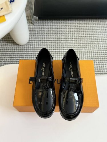Louis Vuitton Ss24 New Arrival～ Lv路易威登2024春夏玛丽珍新品 漆皮面t字带搭配圆圈lv金属字母点缀， 洋娃娃即视感～乖巧可