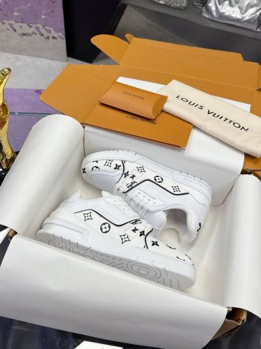 工厂价：P470（飞机盒10） 原版开发 品质出货 欢迎对比 Lv板鞋系列 lv Trainer Maxi运动鞋将成衣系列的宽松廓形引入Virgilabloh笔