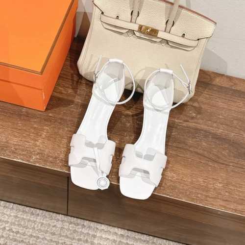 4cm组图 出厂价 Hermes 爱马仕 Joy 40高跟凉鞋 时尚又百搭 搭配H鞋头 超级舒服 每个细节都做到极致 搭配同色调标志性纯鞋扣 设计简约流畅 打造