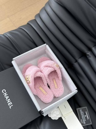 Chanel 24B新款毛毛拖鞋！ 这款毛拖真的是真太可爱了～ 柔软蓬松的毛毛，舒服暖脚 增高显腿长 秋冬搭配袜子休闲又慵懒 上脚真的好看又时髦 进口羊毛，手感