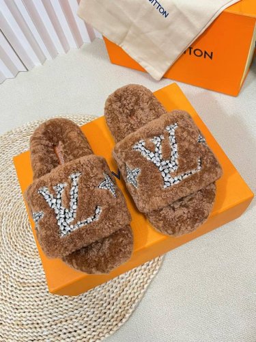 出厂 Louis Vuitto* 23新款 钻扣毛拖 Lv 高品质闭眼入！加厚真毛踩上去更加柔软舒服，采用进口皮毛一体羊羔毛 施华洛世奇水钻扣 巨闪 原版高密度