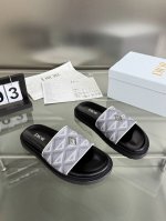 出厂价 DiorAqua凉鞋优雅而休闲。采用可调节带设计重新诠释，突显Dior经典的米色和蓝色色Oblique印花。搭配饰以Dior标志的搭扣和同色调凹口鞋底，