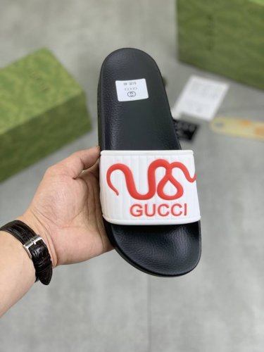 工厂价 实价 GUCCI 古奇蛇年新款休闲拖鞋，原版官网1:1、完美做工 透射出一种尊贵奢华，于古奇高端超凡工艺中升华其奢侈定义。原版古奇双G组合大底，码数：3