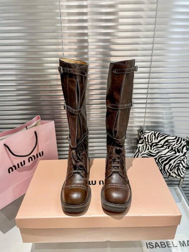 出厂： Miumiu春秋抢先版长靴火热上新、最近某宝已经卖爆的一款单品原标扣子一比一定制、绝对独一无二的款式、搽亮眼睛看看细节哦两个颜色选择、上脚舒服又百搭、现