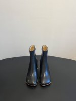 Maison Marginal* Mm6新款粗跟短靴 马吉拉设计师太有才了 采用粗跟作为设计元素打造鞋品单鞋干练精致 裸靴搭配短裙 性感个性 面料采用原版一致牛