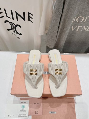 高品质出厂 MiuMiu*2025ss缪缪春夏新款平底小羊皮凉鞋拖鞋Zp开发 原版拆卸 对版菱格纹 秒杀市面普通版本，miumiu真的太少女啦！小羊皮超级软糯