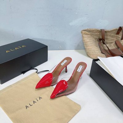 高品质出厂 ！小众潮牌独最新爆品小红书火推 AlAIA25春夏经典新款爱心胶片尖头细跟后空凉拖系列推出 无数的名设计师都把他看作“DesignerofDesig