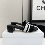 平底 高跟 Miss Dior 迪奥经典巴黎走秀款新品一字拖鞋系列这款Miss单鞋系列巴黎走秀爆款，优雅时尚。采用漆皮皮革精心制作，款式简约，鞋面饰以金色饰面金