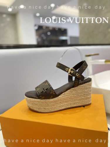 价格： LOUIS Vuitton 最新走秀款厚底凉鞋 香港原版购入一比一开模 今年的款式比去年增加激光元素 显得更为大牌 皮面款采用原版小牛皮 内里垫脚全羊皮