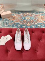 Miu Miu 缪缪 25 早春新品 专柜主打最新走秀款 珍珠扣复古玛丽珍粗跟单鞋缪家高货 顶级工艺打造精品质感 无敌舒适 绝对是一见钟情款！时尚百搭，人手必备