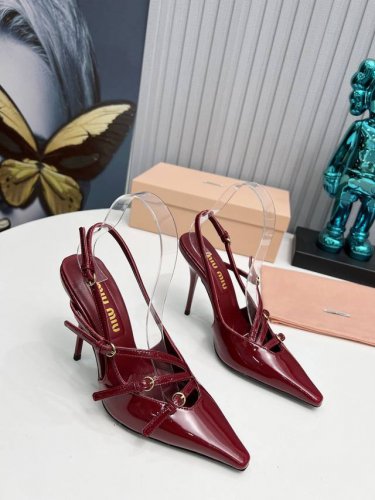 工厂 2024 新款新品 MIU MIU 全新超美装饰搭配,时尚淑女气质十足 双色拼接 又不乏美艳色彩,外侧附带弹力象巾 上脚非常方便意大利引进的原版楦头是最新