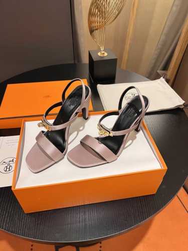 冲量价: 将经典延续 Hermes 爱马仕经典h高跟凉鞋系列 时尚经典又百搭 超级舒服 历时半年拆卸原版开发 匠心精神 每个细节都做到极致 设计简约流畅 打造时