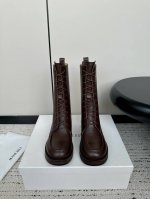 The Row 24Ss 秋冬新款 军旅风 系带厚底 中筒靴 军装风中筒靴几乎贯穿了整场 新季秋冬大秀，与精裁服、超长连衣裙等服装搭配都格外赏心悦目，百搭实力不