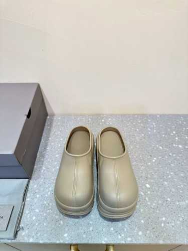 Balenciaga 24Ss 秋冬季 新款 一脚蹬 大头鞋 顶级版本原版开发 极致轻量化！众多国内外一线潮流明星上脚加持！ 时髦又兼具舒适感，上脚还很显白！夏