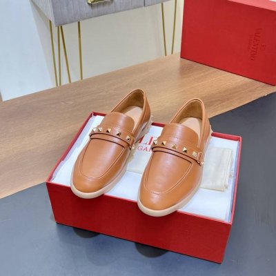 顶级版本 爆款valentino 华伦天奴经典简约的铆钉乐福鞋 单鞋 铆钉乐福鞋，时髦学院风标配川复古风潮 复古学院风在街头也急速升温， 而作为学院风代表单品之