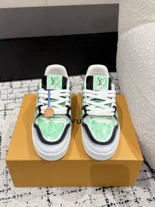 顶级版本 情侣款LV 路易威登L家 Trainer 25 冰裂纹 水洗工艺 新款 情侣款 休闲 运动鞋 滑板鞋 LV Trainer 运动鞋的灵感源自复古篮球鞋