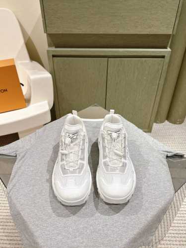 LV代购级板鞋新色现货供应！经典驴家全系列！LVTrainer PVC 运动鞋, 每个款式配色都很赞！Trainer的脚感真的非常不错，惊喜满满银色不断更新，小