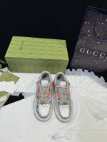Gucci古驰 最新爆款低帮 运动鞋系列出货 这款高低帮运动鞋采用篮球风格廓形设计，巧妙融入镂空拼片和做旧效果，尽显别样匠心。匠心融蕴互扣式双g造型配件和guc