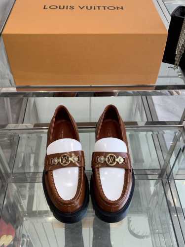 Louis Vuitto 路易威登 经典新款 厚底休闲乐福鞋你的穿搭今日分享 Louis Vuitton 老花厚底乐福鞋 Archlight 运动鞋出自 以牛皮