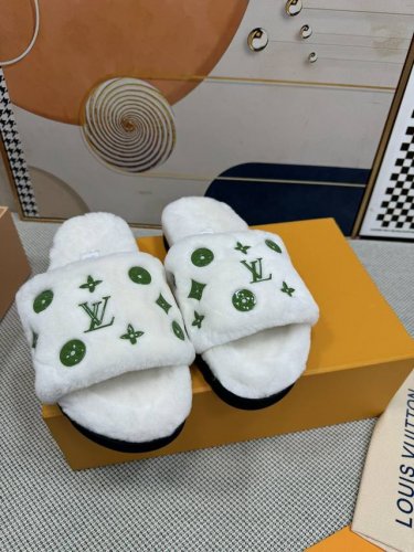 顶级版本lv 新色羊毛拖鞋頂级品质纯皮毛一体羔羊毛打造！米超温暖的感觉，穿上仿佛踩在云朵上经典老花装饰，精致高级！让这双毛拖身价陡增！鞋底是原版开模的防滑橡胶大
