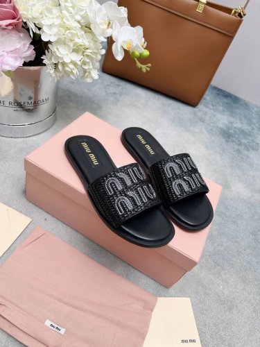 高品质出厂 Miumiu 2024SS新款平底微标拖鞋简约大气时髦，耐看不过时.是时尚圈永不退潮的经典所在，复古的英伦风格，让你穿出不一样的气质！ 面料：草编面