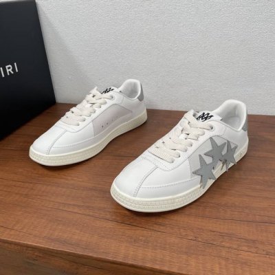 编码：Amiri Pacific 2025早春男女同款太平洋平底鞋2025早春系列推出了 Pacific，这是一个全新的品牌标志，其灵感来自历史悠久的运动鞋，采