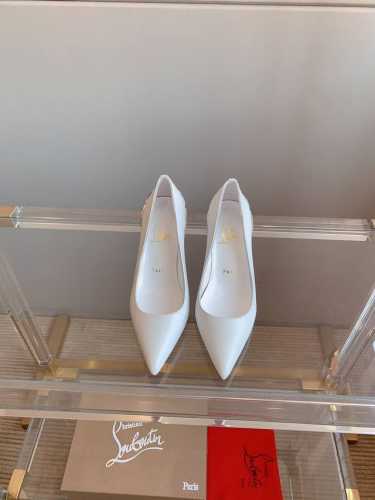 出厂价 Christian Loubouti* 新款红底高跟鞋 花朵鞋跟设计非常有特点 流畅的曲线勾勒曼妙风情 尽显性感风姿 万年经典款 鞋面进口水染羊皮 内里