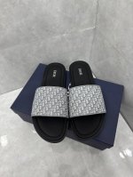 Dior Alias凉鞋是2024年新品，是一款悠闲而精致的作品。该风格采用米色和灰色Dior Oblique提花制成，展示了简单便捷设计。这款凉鞋由灰色皮革和