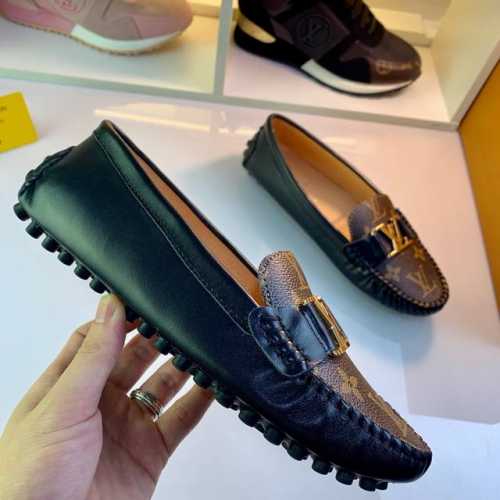 出厂价 Louis Vuitton这款arizona便鞋采用monogram Eclipse帆布，其手工漆绘染边及手工缝制鞋面充分展现了路易威登的传统制鞋工艺。